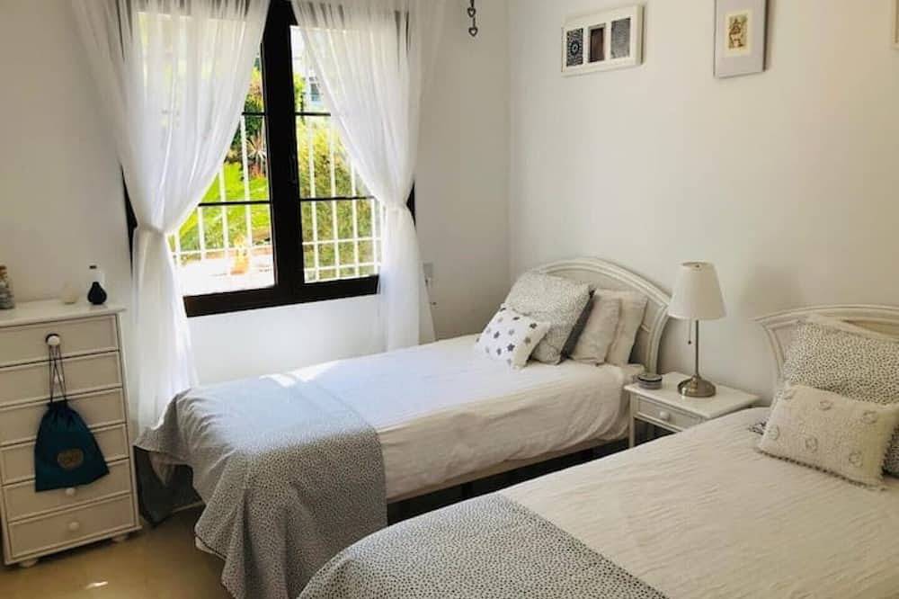 Entire apartment, Superior 3Br Apt Minutes From Puerto Banus y Marbella in Los Arqueros Golf and Country Club, Benahavís