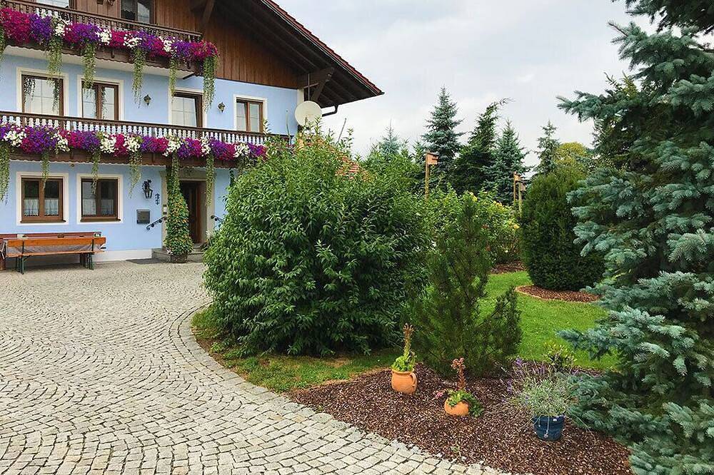 Ganze Wohnung, Gemütliche, helle Wohnung in nächster Näche zu den Thermalbädern und Golfanlagen in Bayerbach, Bayerische Golf und Thermenland