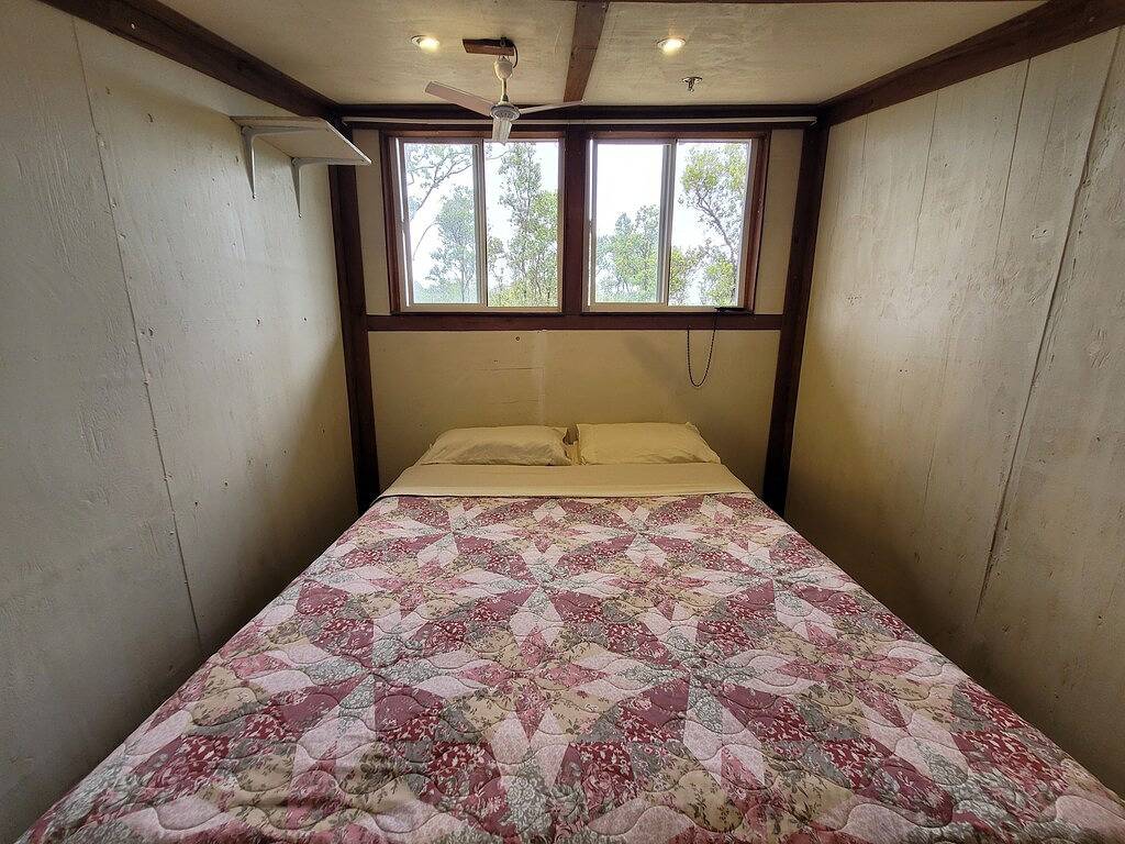 #5Cabin w/ Private indoor Bathroom Tv Microwave in Fern Forest, West Puna