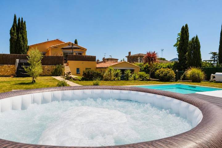 Appartement de vacances pour 6 personnes, avec jacuzzi ainsi que jardin et terrasse