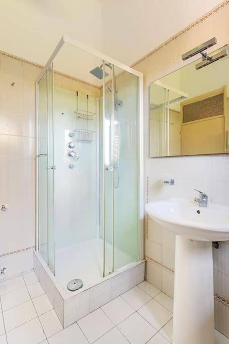 Ferienwohnung für 7 Personen, mit Balkon und Terrasse sowie Garten und Ausblick in Mondello - 3