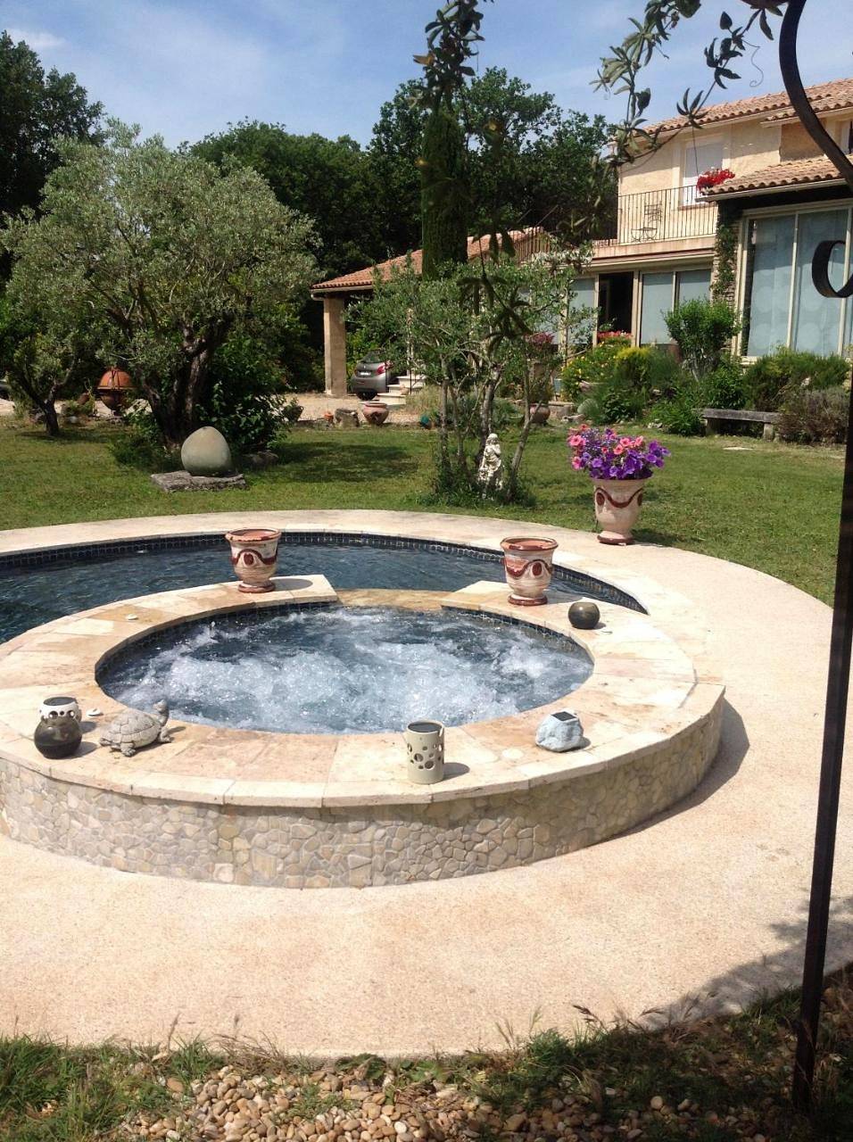 Suite with Pool View in Mazan, Parc naturel régional du Mont-Ventoux