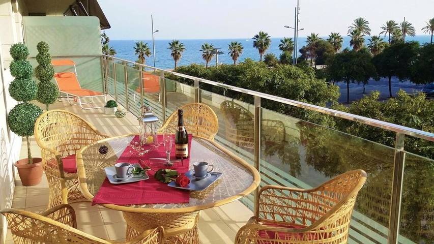 Apartamento para 7 personas, con Balcón y Terraza además de Piscina y Vistas en Badalona