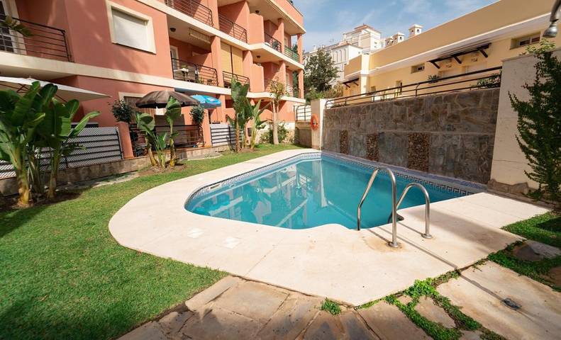 Apartamento para 2 personas, con piscina además de vistas y jardín en Torre de Benagalbón