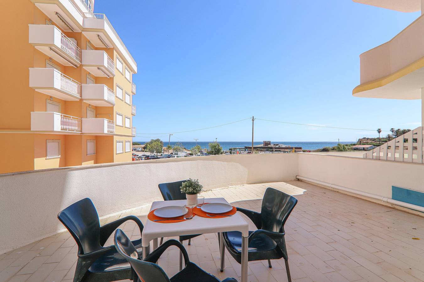 Ganze Wohnung, Apt. Torre Sol 107 – direkt am Strand, Klimaanlage & Pool in Armação de Pêra (costa), Armação de Pera