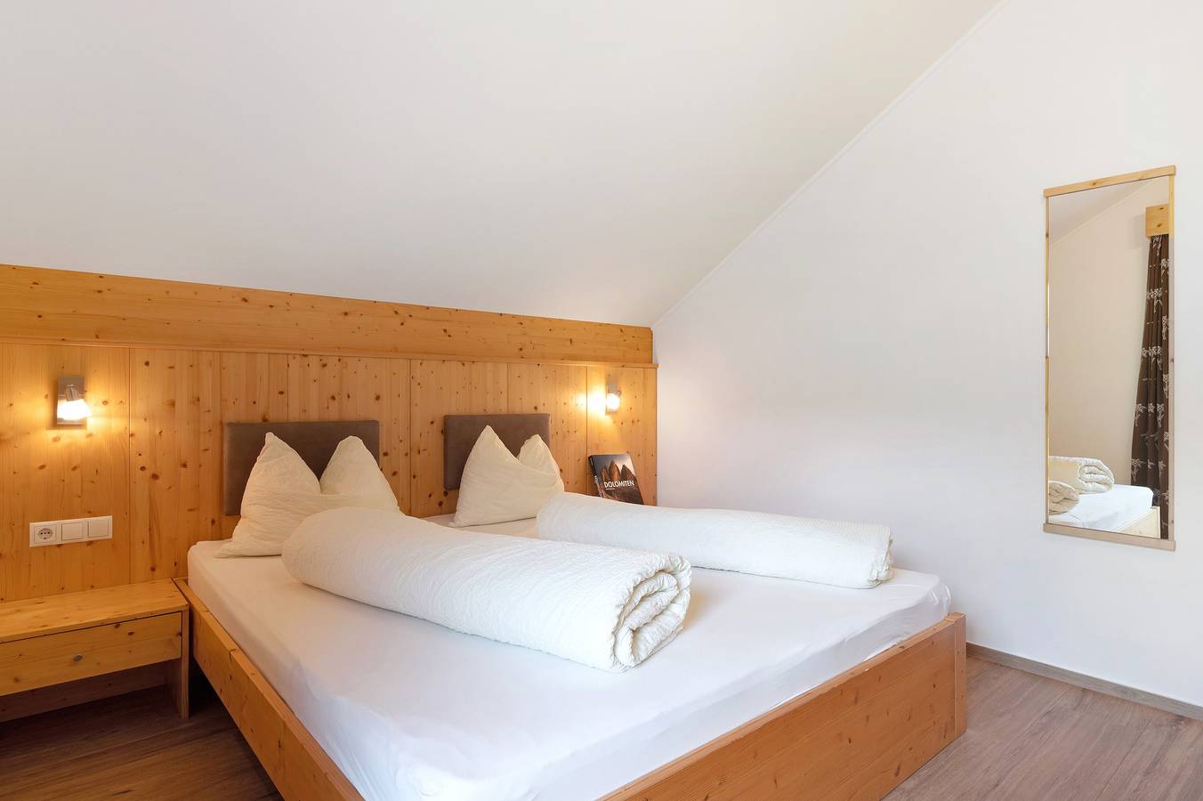 Ganze Wohnung, Ferienwohnung "Stiflerhof Apt Alpenrose" mit Bergblick, Gemeinschaftsgarten und Wlan in Issing, Pfalzen