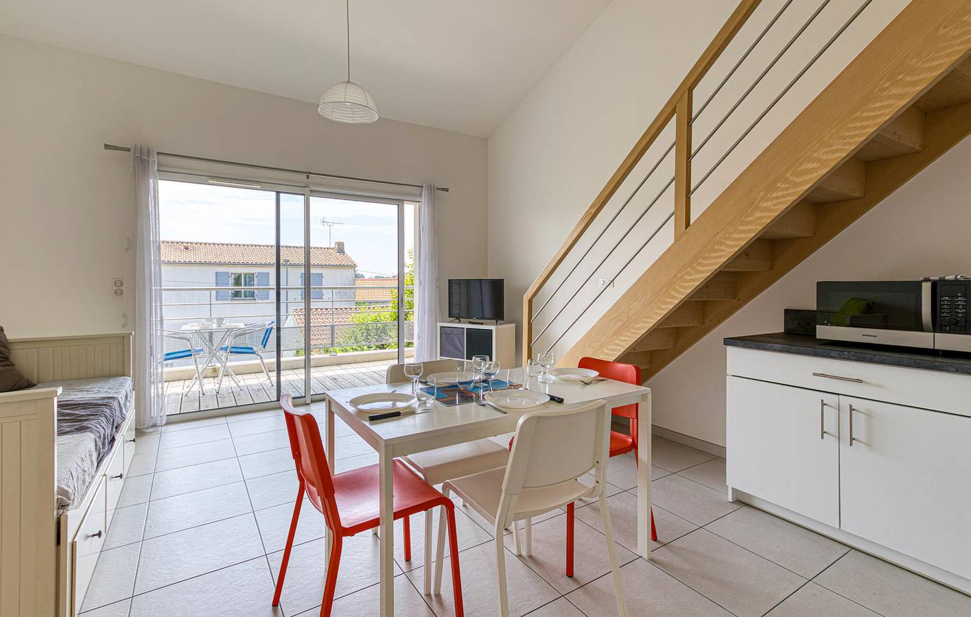 Entire holiday apartment, Cozy Beach Apartment with WiFi and Parking in La Rochelle, La Rochelle region
