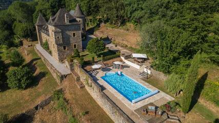 Chambre d’hôte pour 2 personnes, avec vue et terrasse ainsi que piscine et jardin en Corrèze