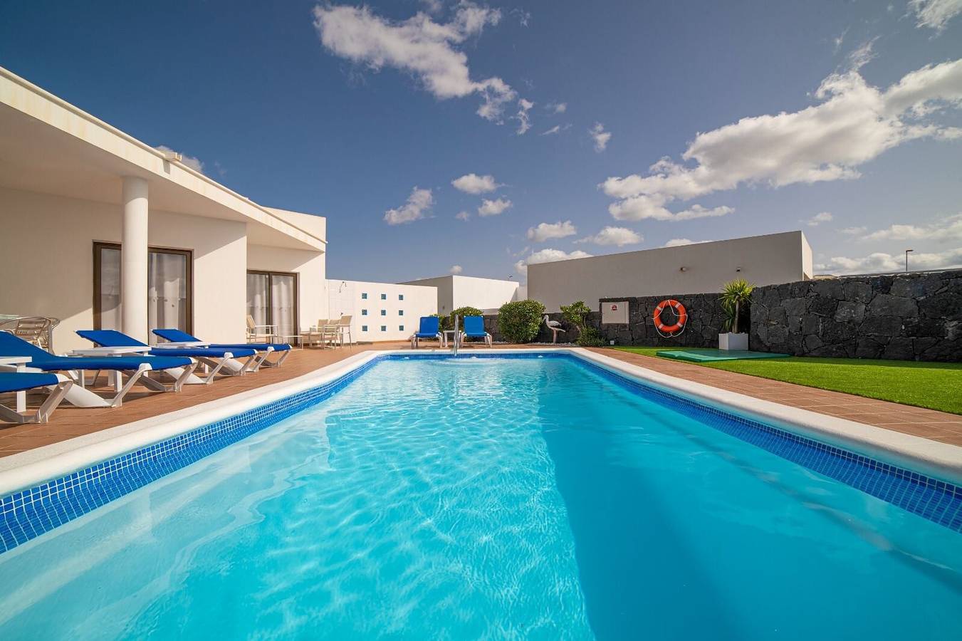Vacation Villa 'Palmera' with Mountain View, Private Pool and Wi-Fi in Playa Blanca, Yaiza