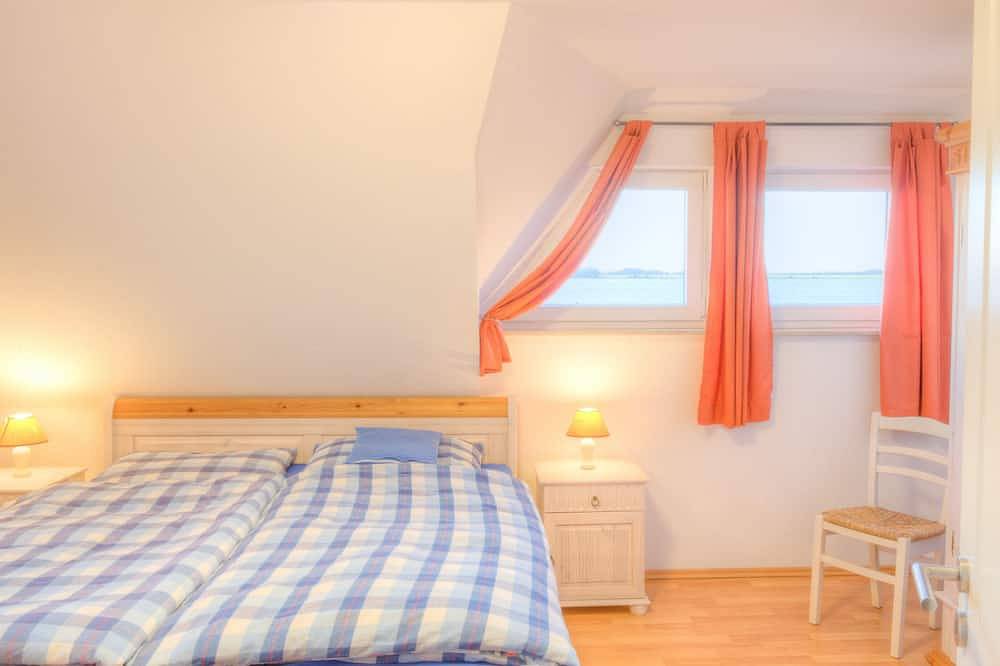 Wasserblick, 1 A Lage mit Blick auf Wasser und Hafen, Sauna, Kaminofen, Wlan in Vieregge, Neuenkirchen (Rügen)