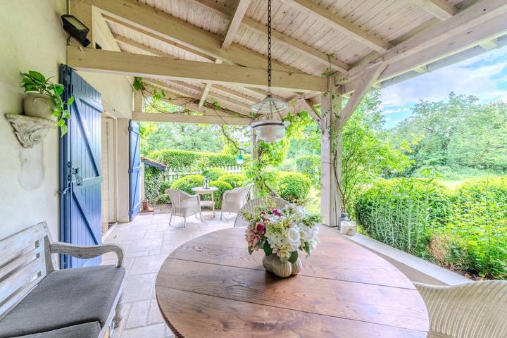 Location de vacances pour 10 personnes, avec jardin et piscine, animaux acceptés dans Arronnes