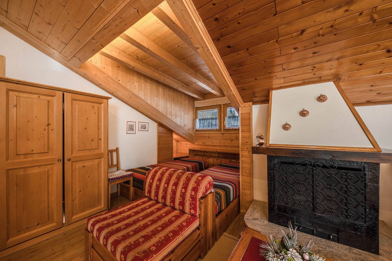 Entire apartment, Charming Apartment “Majon d’Aisciuda Sella” with Mountain View in San Giovanni di Fassa, Dolomiti Superski