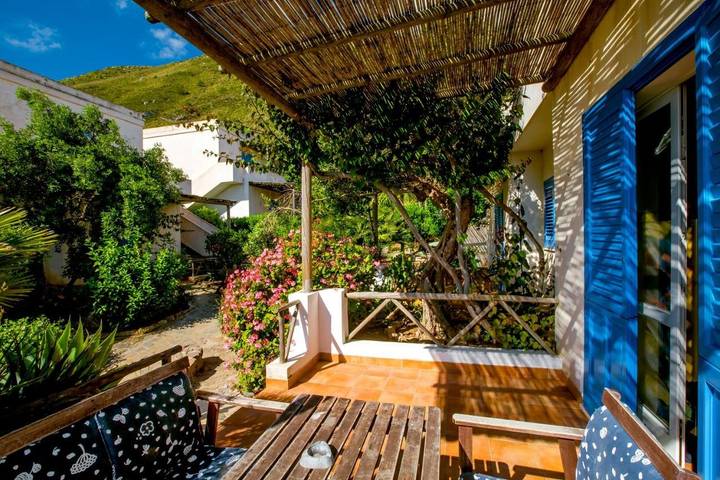 Location de vacances pour 2 personnes, avec piscine et bassin pour enfant ainsi que vue et jardin à Marettimo - 3