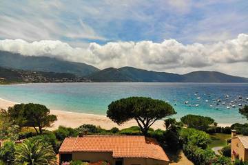 Location de vacances pour 14 personnes, avec jardin et terrasse dans Plage de Lava