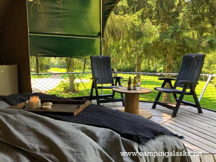 Camping pour 2 personnes, avec Balcon et Terrasse ainsi que Jardin et Vue dans Ardennes (Belgique)