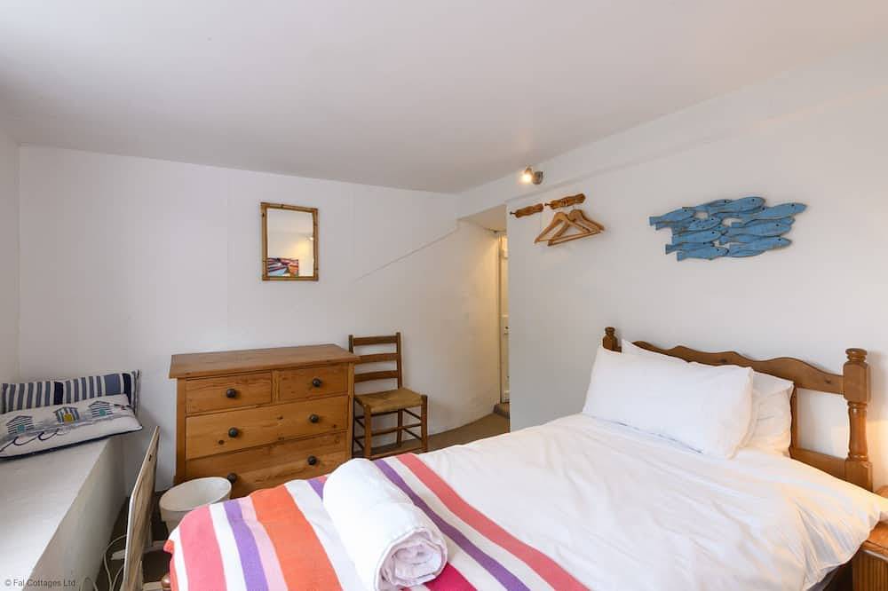 April Cottage -  a cottage that sleeps 6 guests  in 3 bedrooms in Cornwall