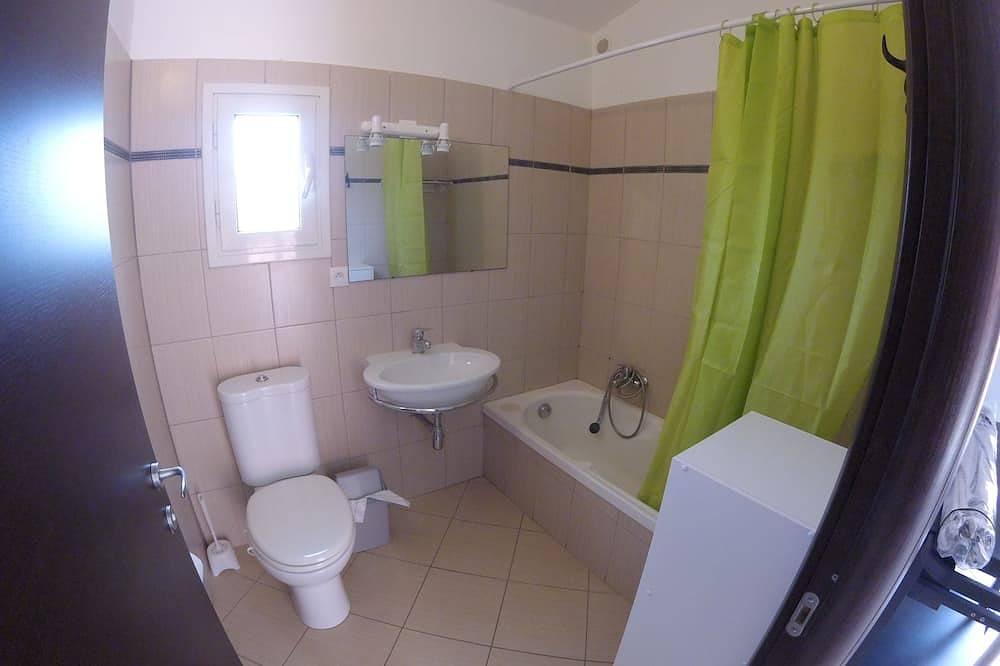 Air-conditioned Duplex, ideally located for exploring Corsica, beach 200 m in Losari, Belgodère