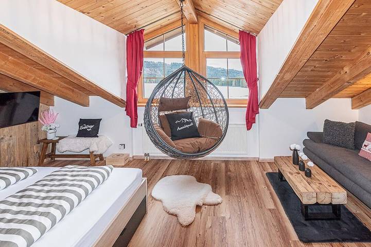 Ganze Wohnung, Gemütliche Ferienwohnung im alpinen Chaletstil mit Bergblick in Seeg, Bayerisch Schwaben