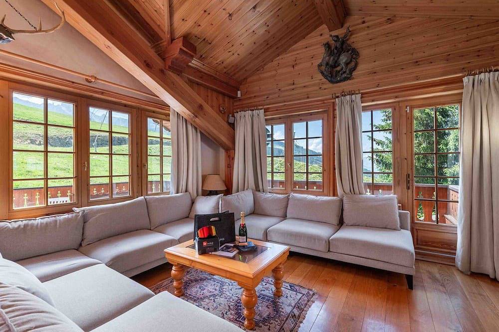 Charming Savoyard chalet, sleeps 12, sauna, piste access, Moriond in Courchevel 1650 (Moriond), Saint-Bon-Tarentaise