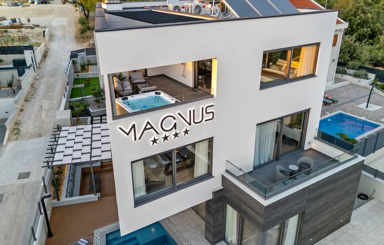 Gemütliche Ferienwohnung mit Meerblick, Pool und Terrasse in Makarska in Makarska, Makarska Riviera