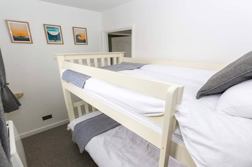 Oceanside | Sleeps 6 |Walk to Beach & Stylish in Croyde, Devon