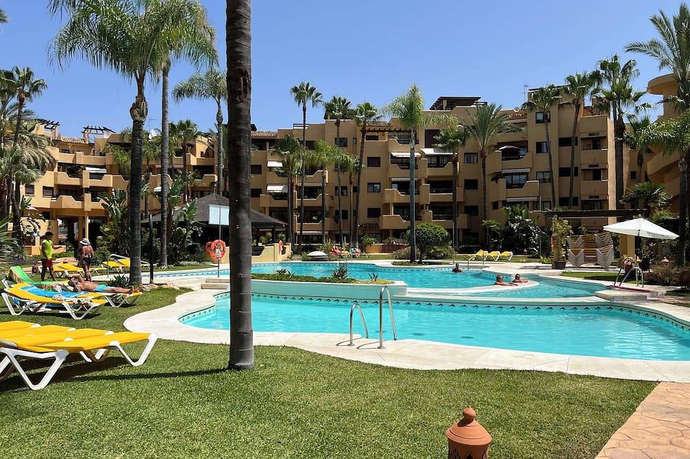 Entire apartment, 2nd line lux beachside apartment with hot tub-3 sunny terraces and fibre wifi in Saladillo Benamara, Estepona