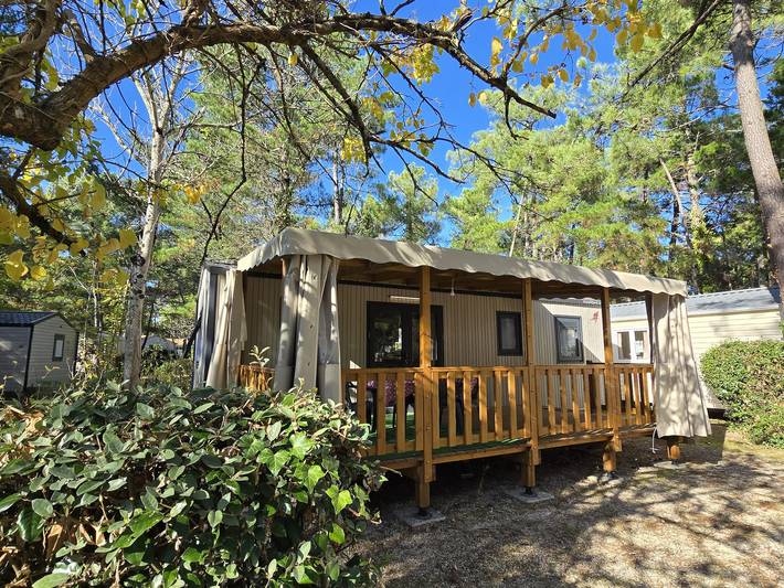 Mobil home pour 6 personnes, avec sauna ainsi que piscine et terrasse
