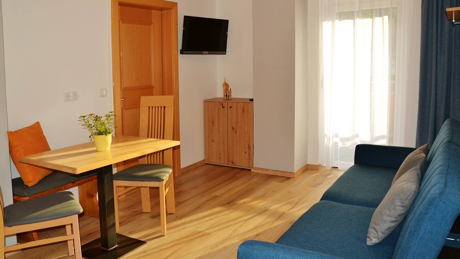 Entire apartment, Apartment 'Residence Sonnegg 5' with Mountain View, Shared Pool and Wi-Fi in Völlan, Lana