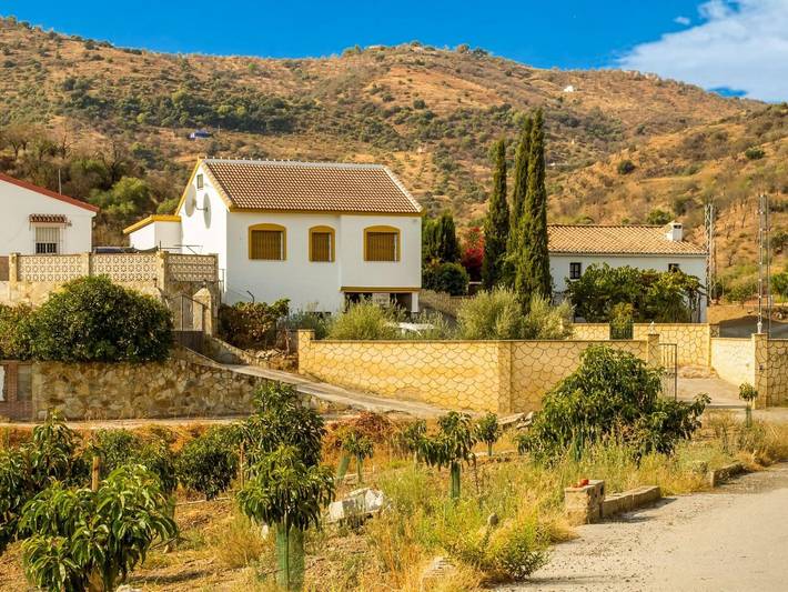 Apartamento para 4 personas, con Terraza además de Jardín y Piscina en Guaro 