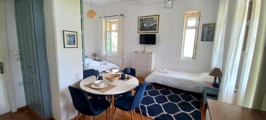 Gîte pour 3 personnes, avec vue et jardin dans Leonidion