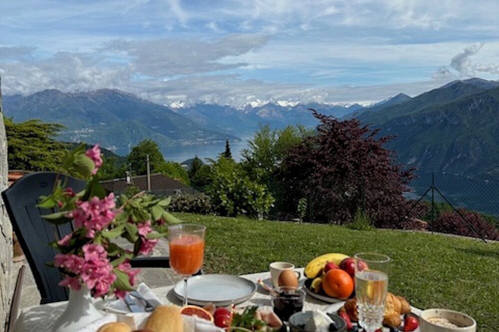 Villa D'Alba with spectacular views of the mountains and Lake Como King suite in Civenna, Comune di Bellagio