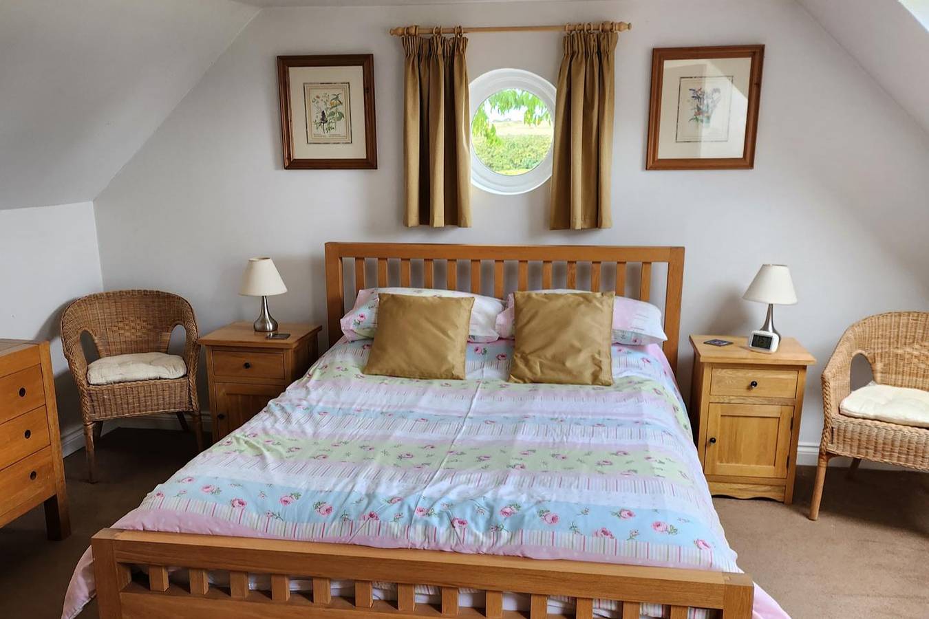 Cottage Sleeps 4 - Pet Friendly w Free Parking in Wiltshire