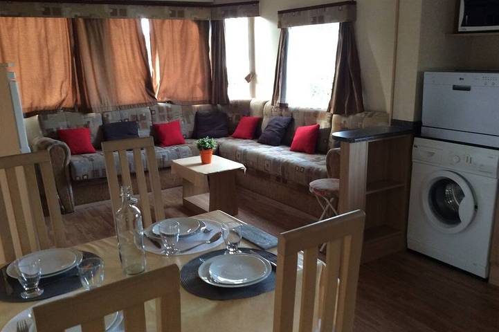 Location de vacances pour 8 personnes, avec terrasse et piscine ainsi que jardin et jacuzzi à Gastes