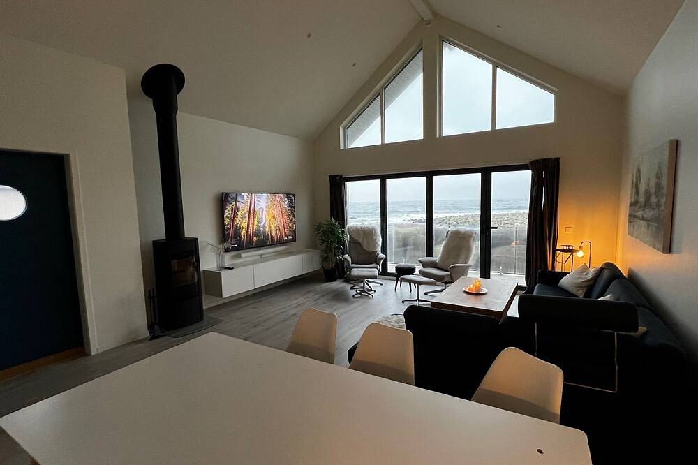 Neues Ferienhaus am Meer mit Glasfront, Kamin & Boot. Haustierfreundlich in Vestbygd, Farsund