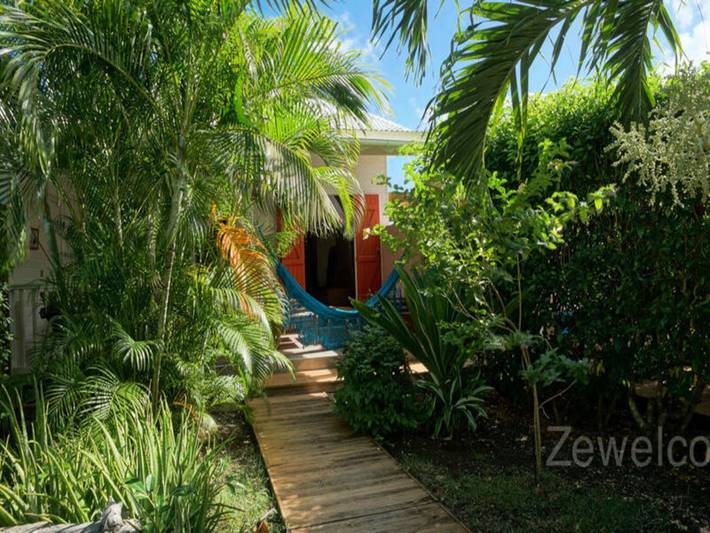 Location de vacances pour 4 personnes, avec piscine et jardin à Saint-François