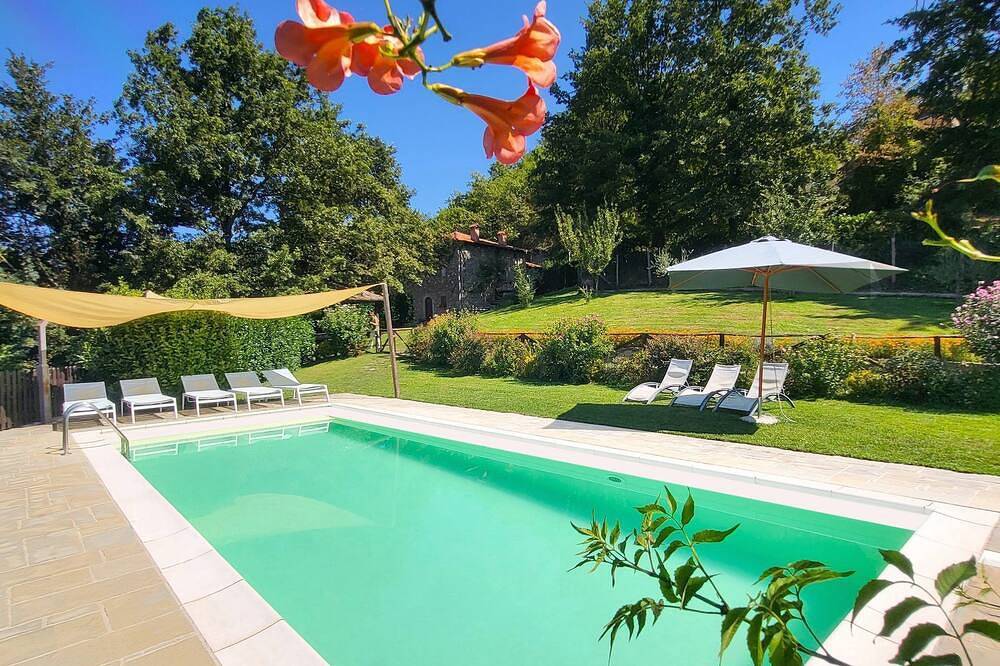 Romantisches Steinhaus mit privatem Pool am Fluss. in Piazza al Serchio, Garfagnana