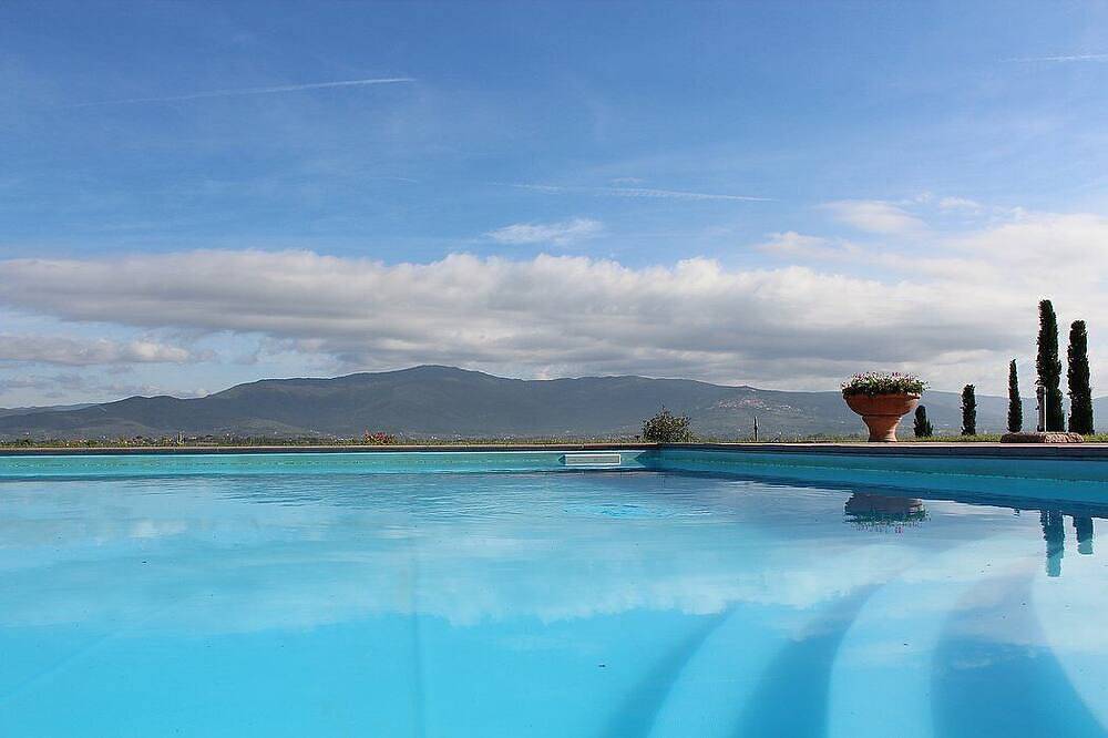 Villa Lamina Piccola: A characteristic and welcoming three-story apartment that is part of an ancient country house in the characteristic style of the Tuscan countryside, with Free Wi-Fi. in Cortona, Arezzo Provinz