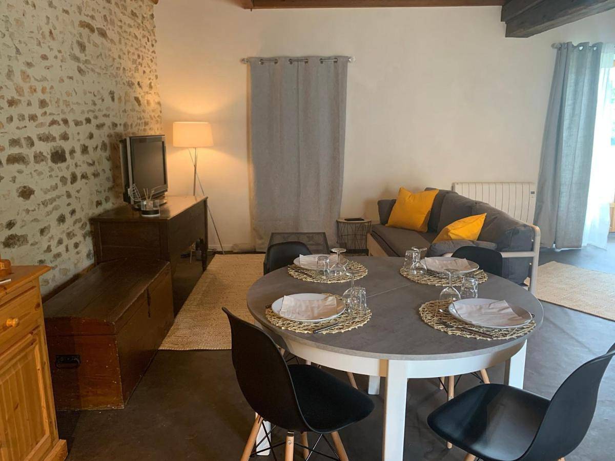 Gîte Neuvy-Deux-Clochers, 1 pièce, 4 personnes - Fr-1-586-24 in Neuvy-Deux-Clochers, Région de Bourges
