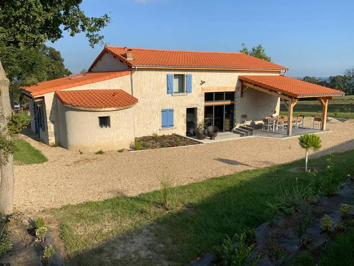 Gîte pour 12 personnes, avec vue ainsi que jardin et piscine dans Neuville