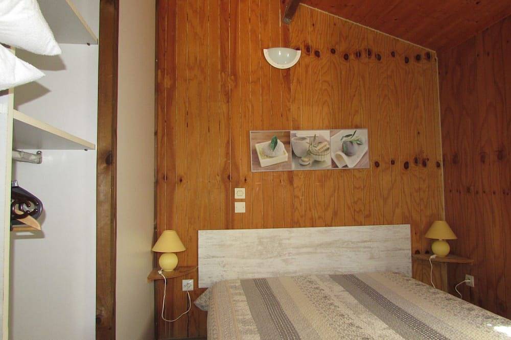 Chalets en bois dans village de gites avec terrasse, barbecue, piscine et clim in Corneilla-de-Conflent, Parc naturel régional des Pyrénées catalanes