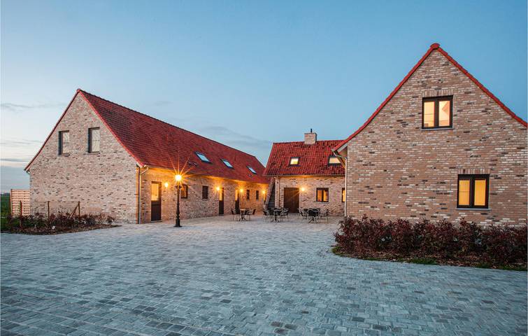Ferienhaus für 30 Personen, mit Terrasse und Whirlpool sowie Garten und Sauna in Belgien