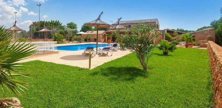 Finca für Gruppen für 8 Personen, mit Terrasse in Llucmajor
