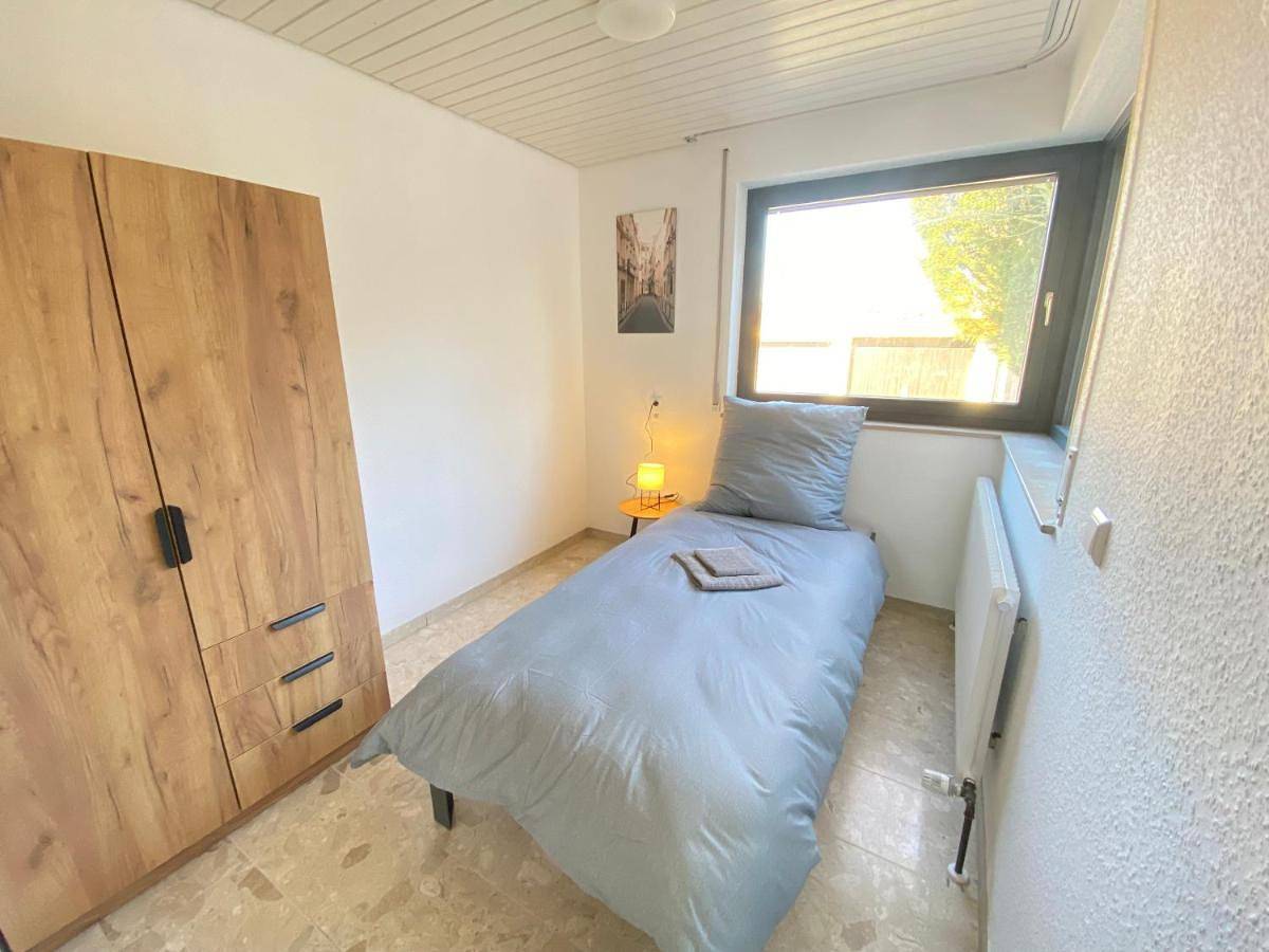 Appartement entier, K41 Business Haus mit Garten nahe Stuttgart Messe & A81 - 5 Schlafzimmer - 8 Einzelbetten - Ideal für Teams & Monteure in Ehningen, Landkreis Böblingen