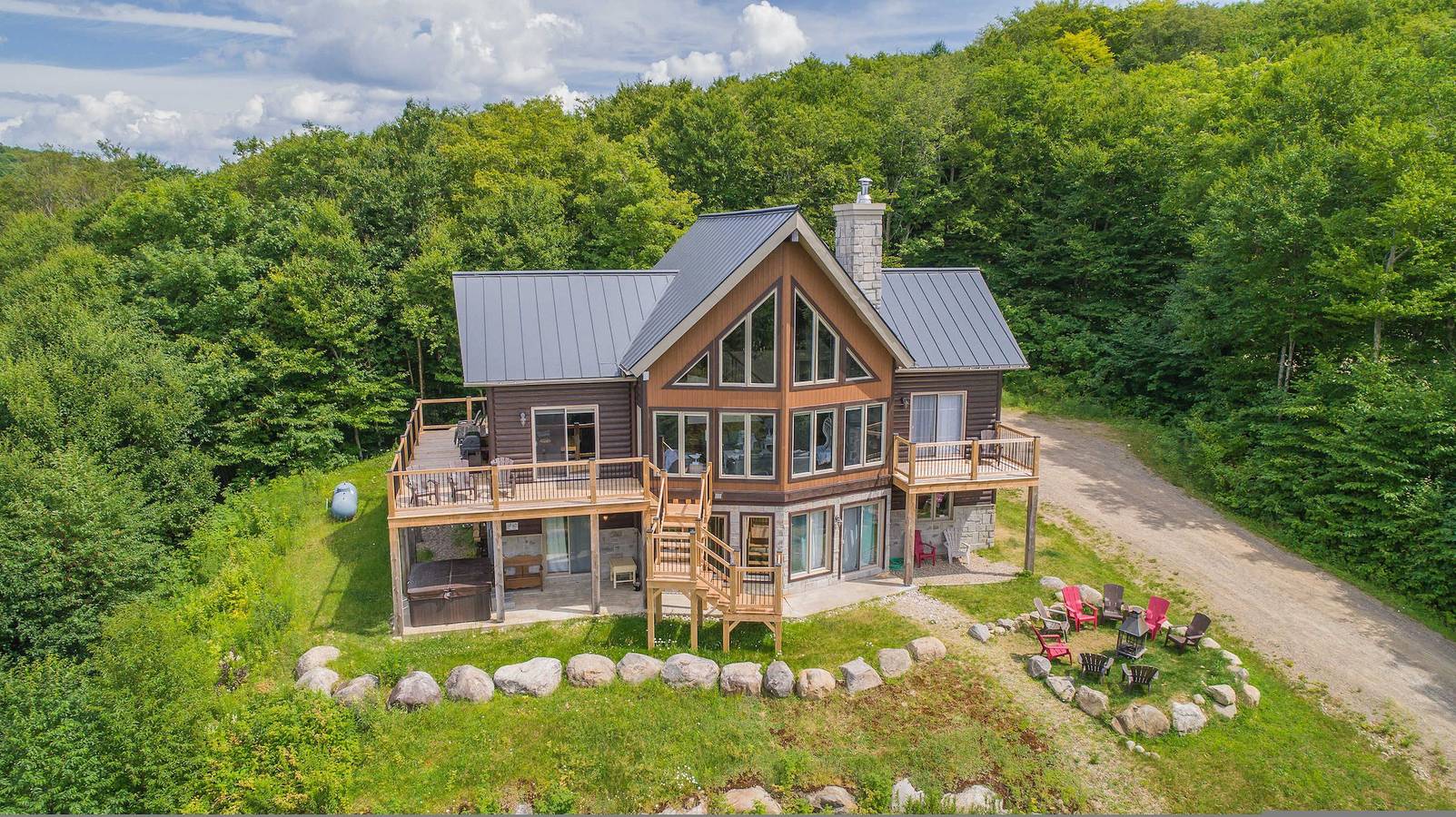 Vacation Rental for 11 Guests in Lac-Supérieur, Quebec