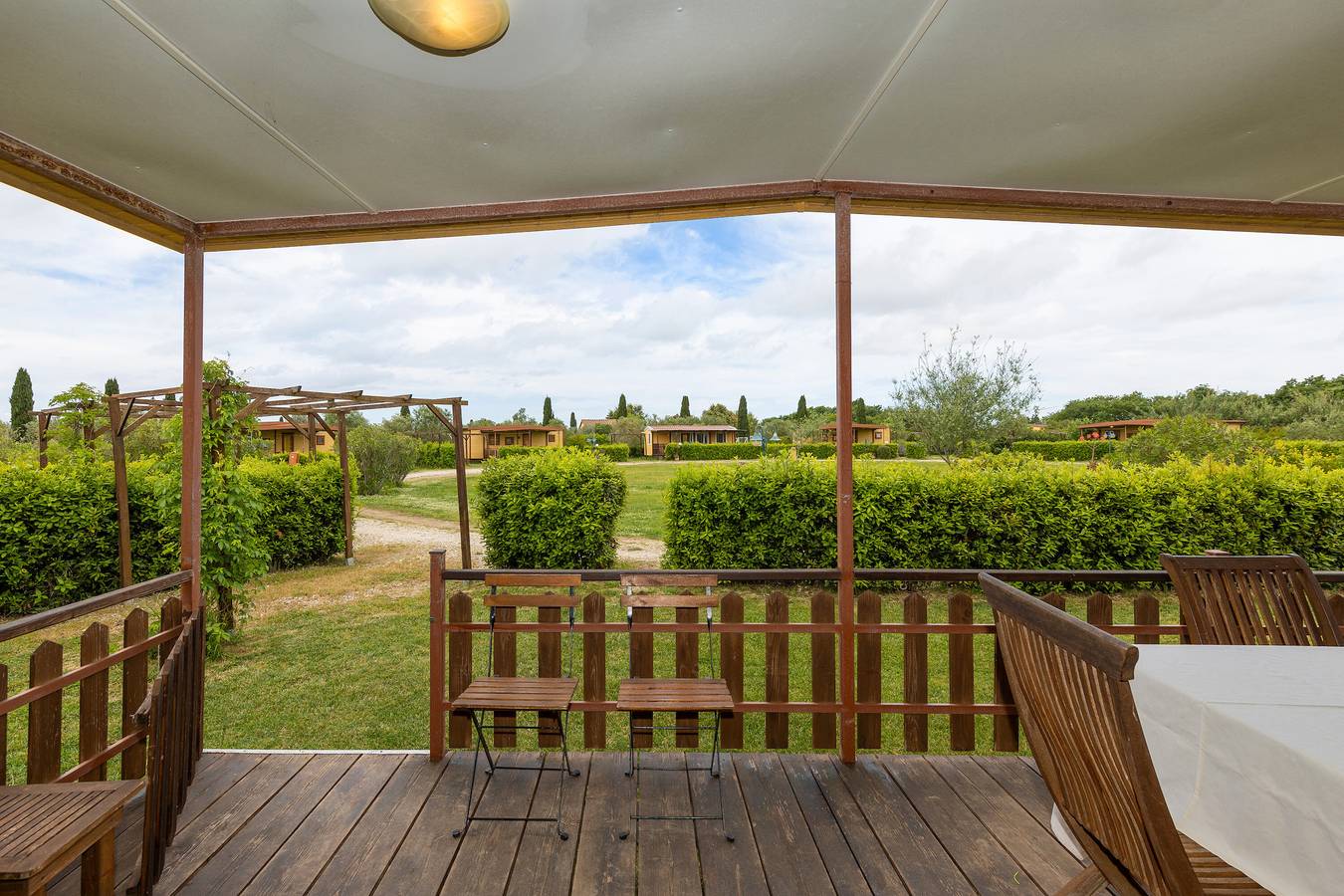 Bungalow 'Stella 1' con piscina condivisa, terrazza privata e aria condizionata in Bibbona, Costa degli Etruschi