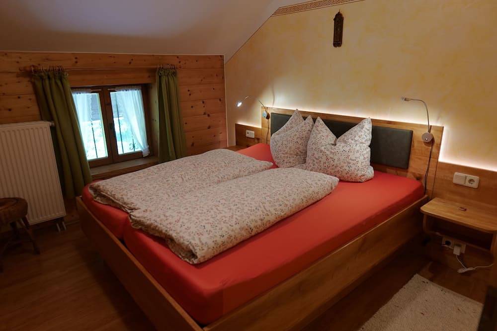 Ganze Wohnung, Ferienwohnung Heuberg, bis 4 Personen, 55 qm, 2. Og, 2 sep. Schlafzimmer in Bad Feilnbach, Bayerische Alpen