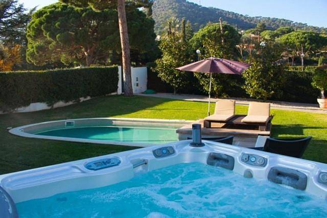 Ferienhaus für 9 Personen, mit Ausblick und Pool sowie Garten - 1