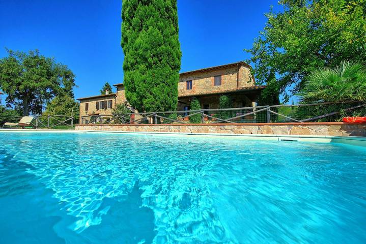 Casa vacanza per 18 persone, con piscina in Montelupo Fiorentino