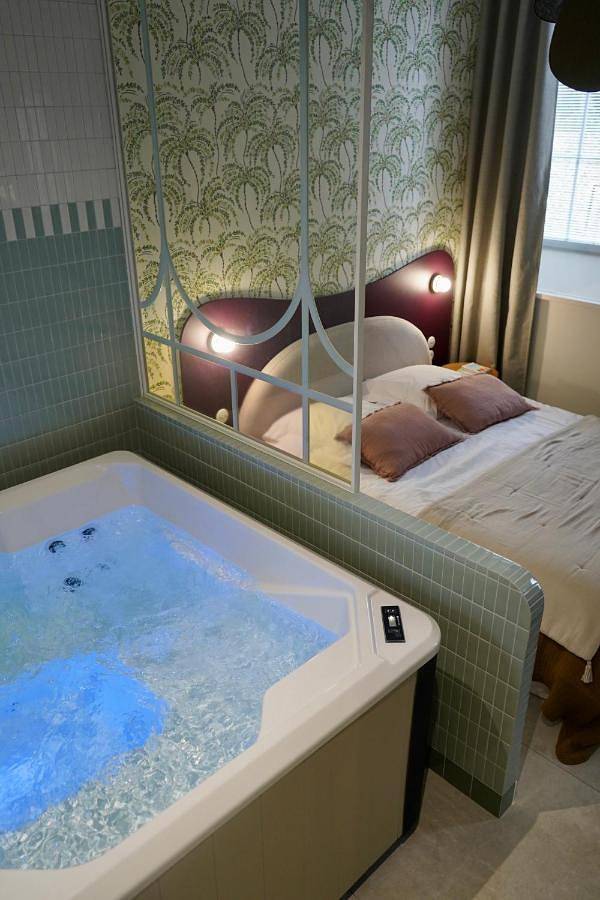 Hôtel pour 2 personnes, avec Jacuzzi ainsi que Terrasse et Piscine à Mesnard-la-Barotière