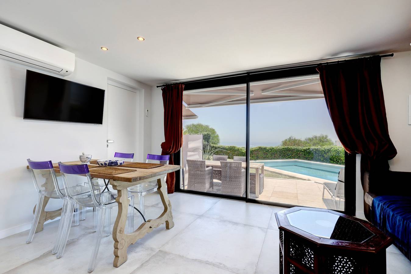 Apartamento entero, Apartamento Casa Domino 2 con espectaculares vistas al mar, piscina compartida y Wi-Fi in Torreguadiaro, San Roque